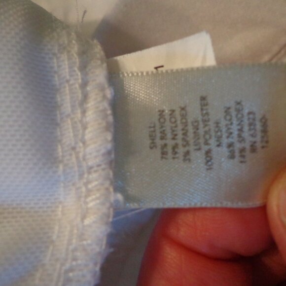 SIGNATURE SLIMMING by Christopher & Banks Capris P4 White Elastic Waist - Picture 10 of 10